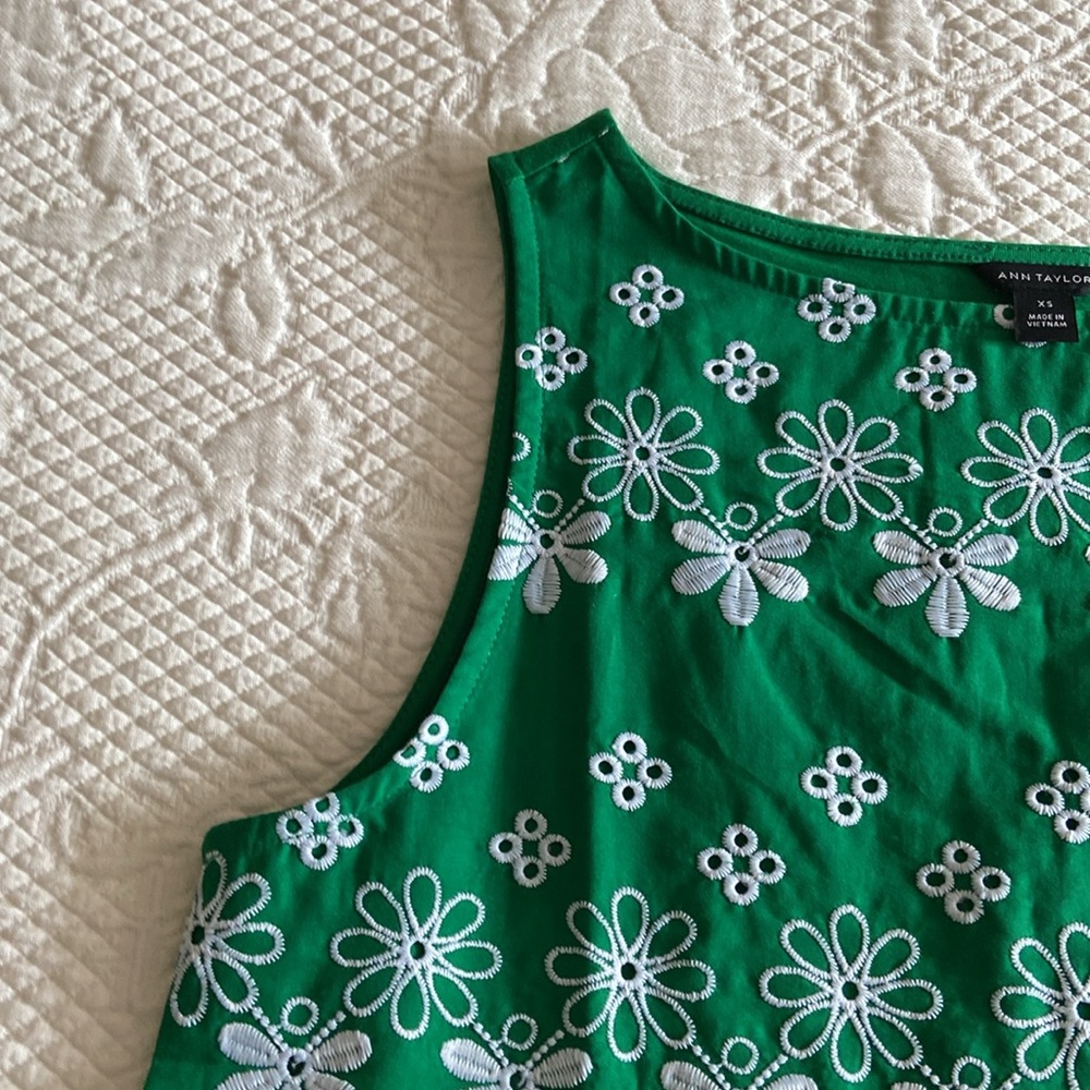 NWOT Ann Taylor Embroidered Kelly Green Top - Picture 5 of 8